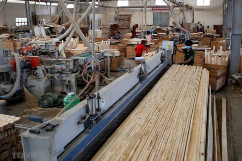 Sản xuất, chế biến gỗ xuất khẩu. (Nguồn: TTXVN) 