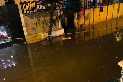Một con phố ở Hà Nội ngập nước sau trận mưa rào. (Nguồn: Vietnam+) 
