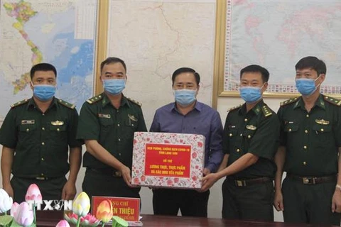 Chủ tịch Ủy ban Nhân dân tỉnh Lạng Sơn Hồ Tiến Thiệu tặng quà cán bộ, chiến sỹ đồn Biên phòng Pò Mã (Lạng Sơn). (Ảnh: Quang Duy/TTXVN) 