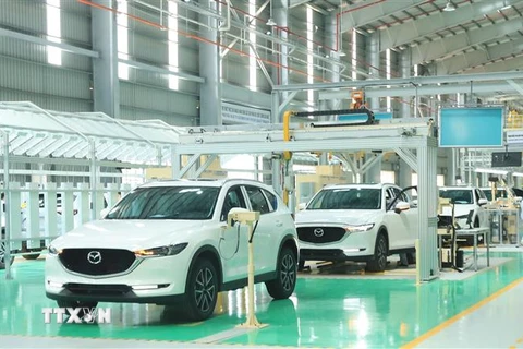 Dây chuyền lắp ráp ôtô du lịch tại nhà máy của Công ty Cổ phần Ôtô Trường Hải (Thaco) trong Khu kinh tế mở Chu Lai, huyện Núi Thành, tỉnh Quảng Nam. (Nguồn: TTXVN) 