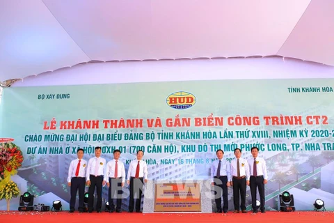 Lễ khánh thành và gắn biển Công trình CT2 thuộc dự án Nhà ở xã hội NOXH-01 gồm 700 căn hộ chào mừng Đại hội đại biểu Đảng bộ tỉnh Khánh Hòa lần thứ XVIII, nhiệm kỳ 2020-2025. (Ảnh: Thu Hằng/TTXVN) 