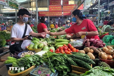Người dân Đà Nẵng mua bán tại một khu chợ. (Ảnh: Quốc Dũng/TTXVN) 