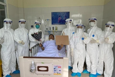 Bệnh nhân 582 cảm ơn các bác sỹ bệnh viện Phổi (Đà Nẵng) đã trực tiếp điều trị. (Nguồn: TTXVN phát)