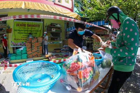 Quầy hàng thực phẩm giá 0 đồng hỗ trợ người dân Đà Nẵng mùa dịch
