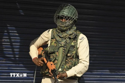 Binh sỹ Ấn Độ được triển khai để giám sát việc thực hiện lệnh giới nghiêm tại vùng lãnh thổ Kashmir do nước này kiểm soát ngày 4/8/2020. (Nguồn: AFP/TTXVN) 