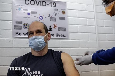 Thử nghiệm vắcxin phòng COVID-19 trên tình nguyện viên tại Soweto, Nam Phi, ngày 14/7/2020. (Nguồn: AFP/TTXVN) 