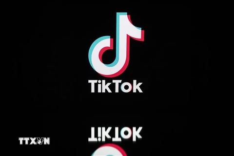 Biểu tượng của TikTok trên màn hình máy tính bảng. (Nguồn: AFP/TTXVN) 