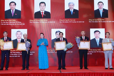 Chủ tịch Quốc hội Nguyễn Thị Kim Ngân trao tặng Huân chương Lao động hạng Nhì cho các đồng chí lãnh đạo các cơ quan của Quốc hội. (Ảnh: Trọng Đức/TTXVN) 