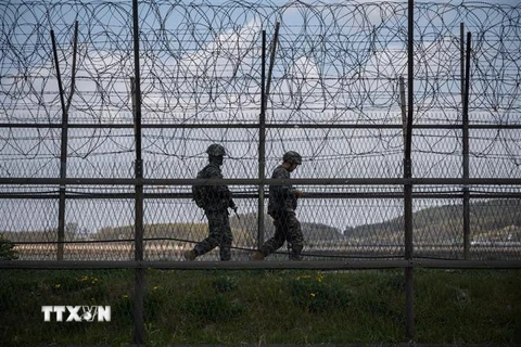 Binh sỹ Hàn Quốc tuần tra tại khu phi quân sự chia cắt hai miền Triều Tiên trên đảo Ganghwa, ngày 23/4/2020. (Nguồn: AFP/TTXVN) 