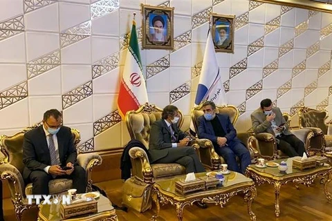 Tổng Giám đốc Cơ quan Năng lượng Nguyên tử Quốc tế (IAEA) Rafael Mariano Grossi (giữa-trái) trong cuộc gặp với người phát ngôn Tổ chức Năng lượng nguyên tử Iran (AEOI) Behrouz Kamalvandi (giữa-phải) tại Tehran, ngày 24/8. (Nguồn: AFP/TTXVN) 