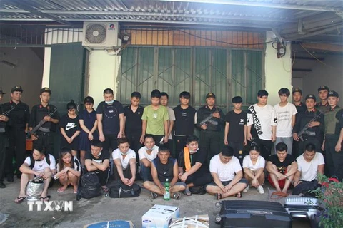 Lực lượng công an bắt giữ 21 đối tượng truy nã người Trung Quốc. (Nguồn: TTXVN) 