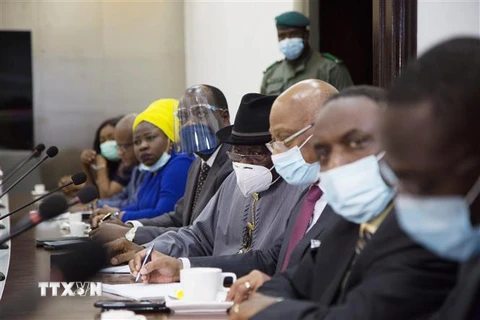 Cựu Tổng thống Nigeria Goodluck Jonathan (thứ 4, phải), dẫn đầu phái đoàn ECOWAS, trong cuộc họp với Đại tá Assimi Goita và các nhà lãnh đạo quân đội Mali, tại Bamako ngày 22/8/2020. (Nguồn: AFP/TTXVN) 