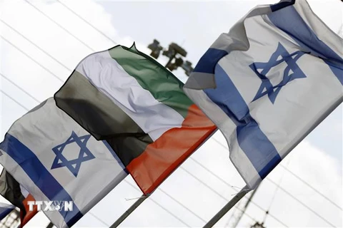 Cờ Israel (phải) và cờ UAE (giữa) trên đường phố tại Netanya, Israel, ngày 16/8/2020. (Nguồn: AFP/TTXVN) 