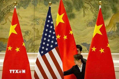 Quốc kỳ Trung Quốc và quốc kỳ Mỹ trước một phiên thảo luận về thỏa thuận thương mại Mỹ-Trung ở Bắc Kinh, Trung Quốc, ngày 14/2/2019. (Nguồn: AFP/TTXVN) 