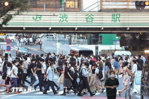 Người dân di chuyển trên đường phố tại Tokyo, Nhật Bản, ngày 20/8/2020. (Nguồn: THX/TTXVN)