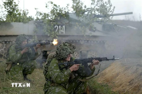 Binh sỹ Belarus tham gia một cuộc tập trận gần thị trấn Borisov, cách thủ đô Minsk 75km về phía Bắc. (Nguồn: AFP/TTXVN) 