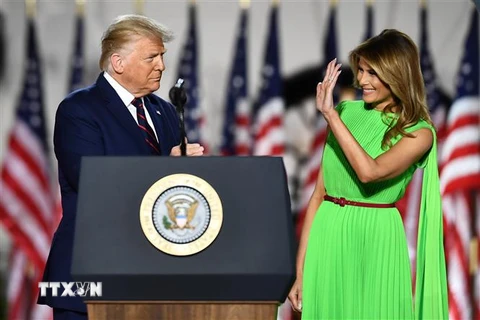 Tổng thống Mỹ Donald Trump (trái) và phu nhân tại đại hội toàn quốc đảng Cộng hòa ở Washington, DC, ngày 27/8/2020. (Nguồn: AFP/TTXVN)