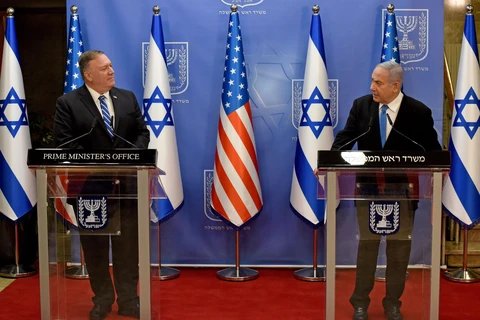 Ngoại trưởng Mỹ Mike Pompeo (trái) trong cuộc họp báo chung với Thủ tướng Israel Benjamin Netanyahu sau cuộc gặp tại Jerusalem ngày 24/8/2020. (Nguồn: AFP/TTXVN)