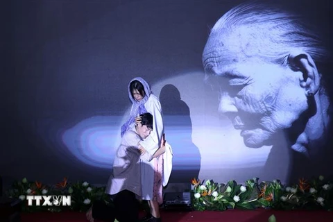 Tiết mục kịch 'Về đi em' do tác giả Hạ Lam nhóm kịch Hồng Vân thể hiện tại buổi lễ. (Ảnh: Xuân Khu/TTXVN)