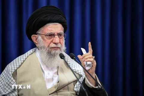 Đại giáo chủ Iran Ali Khamenei trong bài phát biểu được phát sóng trực tiếp trên kênh truyền hình nhà nước ở Tehran ngày 31/7/2020. (Nguồn: AFP/TTXVN) 