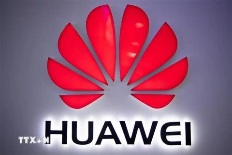 Biểu tượng của Tập đoàn Huawei tại một cửa hàng ở Bắc Kinh, Trung Quốc. (Nguồn: AFP/TTXVN) 