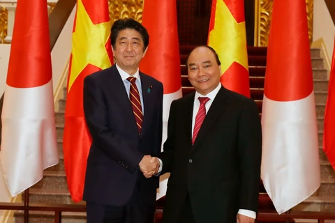 Thủ tướng Nguyễn Xuân Phúc và Thủ tướng Nhật Bản Abe Shinzo trong một cuộc gặp. (Ảnh: Thống Nhất/TTXVN) 