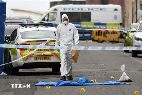 Cảnh sát điều tra tại hiện trường vụ tấn công bằng dao trên phố Irving, Birmingham, Anh, ngày 6/9/2020. (Nguồn: AFP/TTXVN) 