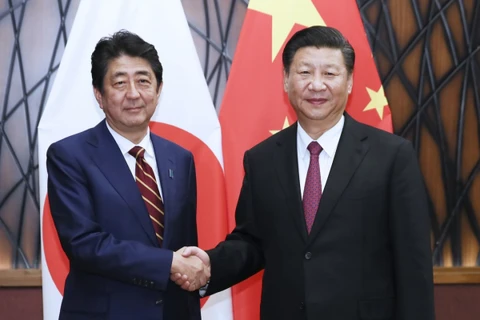 Ông Abe Shinzo (trái) và ông Tập Cận Bình. (Nguồn: Xinhua) 