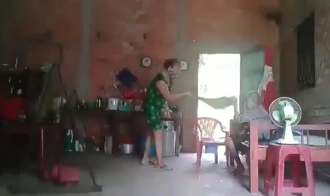 Bà Nguyễn Thị Hoa đã đánh đập chính mẹ ruột của mình. (Ảnh cắt từ clip) 