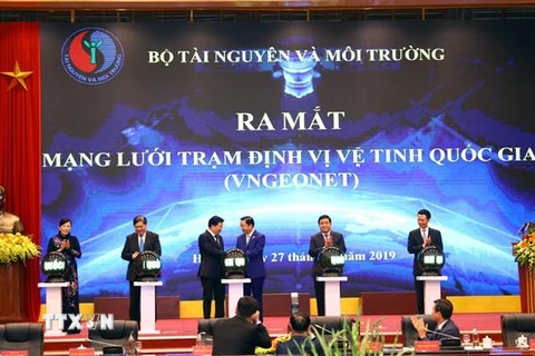 Phó Thủ tướng Trịnh Đình Dũng cùng các đại biểu thực hiện nghi thức ra mắt mạng lưới trạm định vị vệ tinh quốc gia (Vngeonet) hồi tháng 12/2019. (Ảnh: Huy Hùng/TTXVN) 