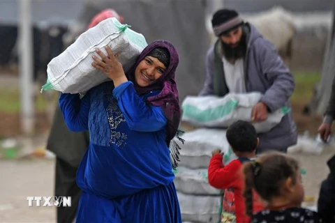 Người tị nạn Syria nhận hàng viện trợ tại trại tị nạn ở thị trấn Mehmediye, Syria, ngày 21/2/2020. (Nguồn: AFP/TTXVN) 