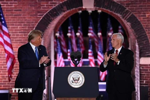 Tổng thống Mỹ Donald Trump (trái) và Phó Tổng thống Mỹ Mike Pence (phải) tại đêm thứ ba của Đại hội toàn quốc đảng Cộng hòa ở Baltimore, bang Maryland ngày 26/8/2020. (Nguồn: AFP/TTXVN) 