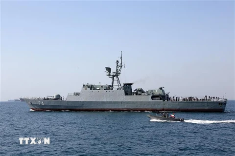 Tàu chiến của hải quân Iran tại Eo biển Hormuz. (Nguồn: AFP/TTXVN) 