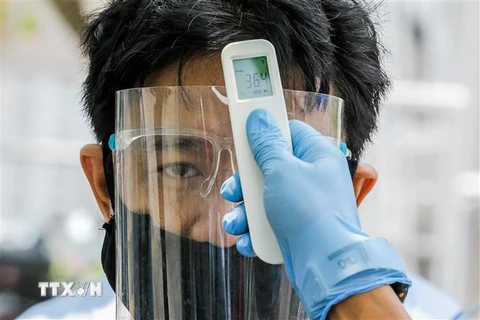 Kiểm tra thân nhiệt phòng lây nhiễm COVID-19 tại Manila, Philippines, ngày 3/9/2020. (Nguồn: THX/TTXVN) 