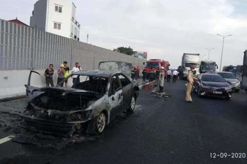 Bốn người thoát chết trong vụ xe Camry bốc cháy dữ dội ở Hà Nội