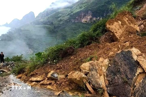 Mưa lũ khiến hàng trăm mét khối đất đá tràn xuống đường giao thông đi các xã biên giới của huyện Mèo Vạc (Hà Giang). (Nguồn: TTXVN phát) 