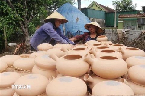 Làng sản xuất nồi đất ở xã Trù Sơn, huyện Đô Lương. (Ảnh: Nguyễn Oanh/TTXVN) 