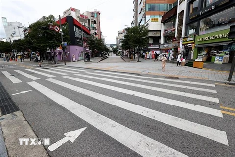 Cảnh vắng vẻ trên đường phố do quy định giãn cách phòng dịch COVID-19 tại Seoul, Hàn Quốc ngày 12/9/2020. (Nguồn: Yonhap/TTXVN) 
