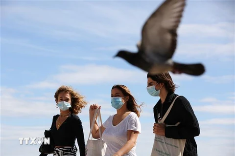 Người dân đeo khẩu trang phòng lây nhiễm COVID-19 tại Paris, Pháp, ngày 3/9/2020. (Nguồn: THX/TTXVN) 