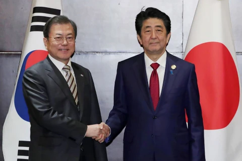 Ông Moon Jae-in và ông Abe Shinzo trong một cuộc gặp. (Nguồn: AFP/Getty Images) 
