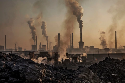 Khói bốc lên từ một nhà máy thép ở Trung Quốc. (Nguồn: Getty Images) 