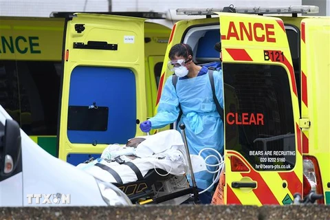 Nhân viên y tế chuyển bệnh nhân nhiễm COVID-19 tới bệnh viện St Thomas ở phía Bắc London, Anh ngày 1/4/2020. (Nguồn: AFP/TTXVN) 