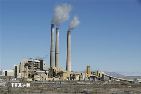Khí thải bốc lên từ ống khói tại nhà máy điện ở Castle Dale, Utah, Mỹ. (Nguồn: AFP/TTXVN) 