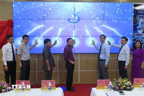 Lãnh đạo Ủy ban Nhân dân tỉnh Kon Tum và Tập đoàn Bưu chính viễn thông Việt Nam thực hiện nghi thức khai trương. (Ảnh: Dư Toán/TTXVN). 