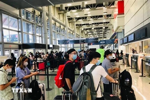Công dân Việt Nam tại Hoa Kỳ đến sân bay chuẩn bị về nước hồi cuối tháng Tám. (Nguồn: TTXVN phát) 