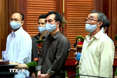 Các bị cáo cầm đầu vụ án Nguyễn Khanh, Nguyễn Minh Tấn (từ phải qua) tại phiên xét xử. (Ảnh: Thành Chung/TTXVN) 