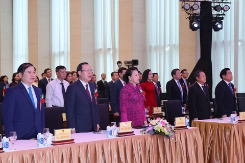 Chủ tịch Quốc hội Nguyễn Thị Kim Ngân, các Phó Chủ tịch Quốc hội Đỗ Bá Tỵ, Phùng Quốc Hiển cùng các đại biểu thực hiện nghi thức chào cờ. (Ảnh: Trọng Đức/TTXVN)