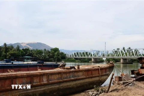 Công trình đập ngăn mặn trên sông Cái được xây dựng cách vị trí cầu đường sắt Nha Trang hiện hữu khoảng 75m, nối khu dân cư phường Ngọc Hiệp với đường Ngô Đến. (Ảnh: Nguyễn Dũng/TTXVN) 