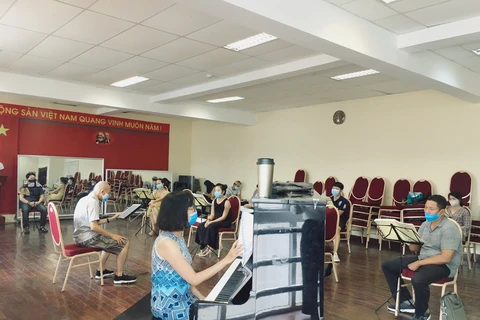 Các nghệ sỹ Nhà hát vũ kịch Việt Nam tập luyện. (Nguồn: Facebook Nhà hát Nhạc Vũ Kịch Việt Nam) 