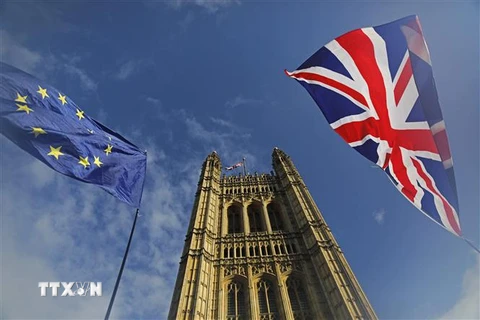 Cờ Anh (phải) và cờ EU tại London, Anh, ngày 17/10/2019. (Nguồn: AFP/TTXVN) 